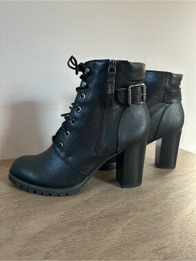 Simply Vera Wang Black Lace-Up Block Heel Ankle Boots - Women's  - NIB
